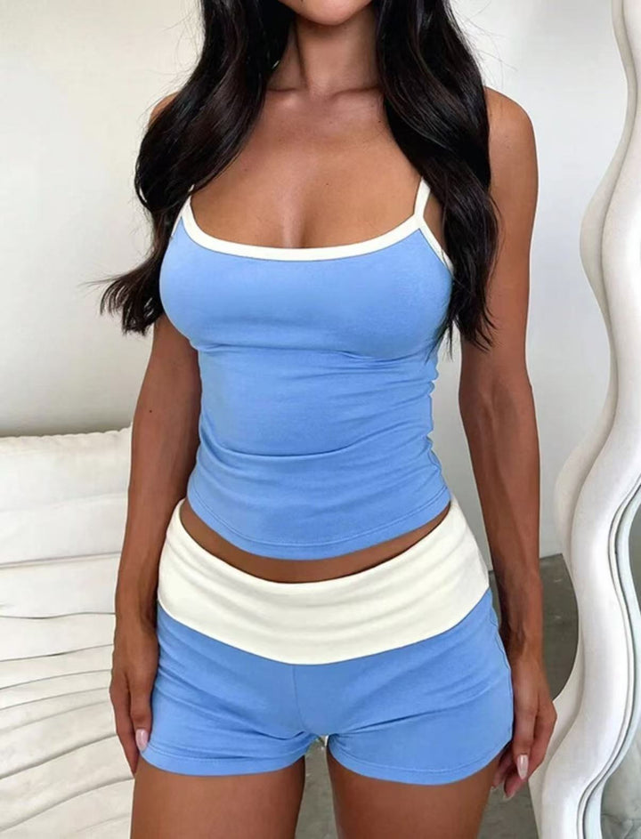 Dame sportsett presentert på modell, viser komfort & stil. Topp og shorts for trening, fritid & varme dager.