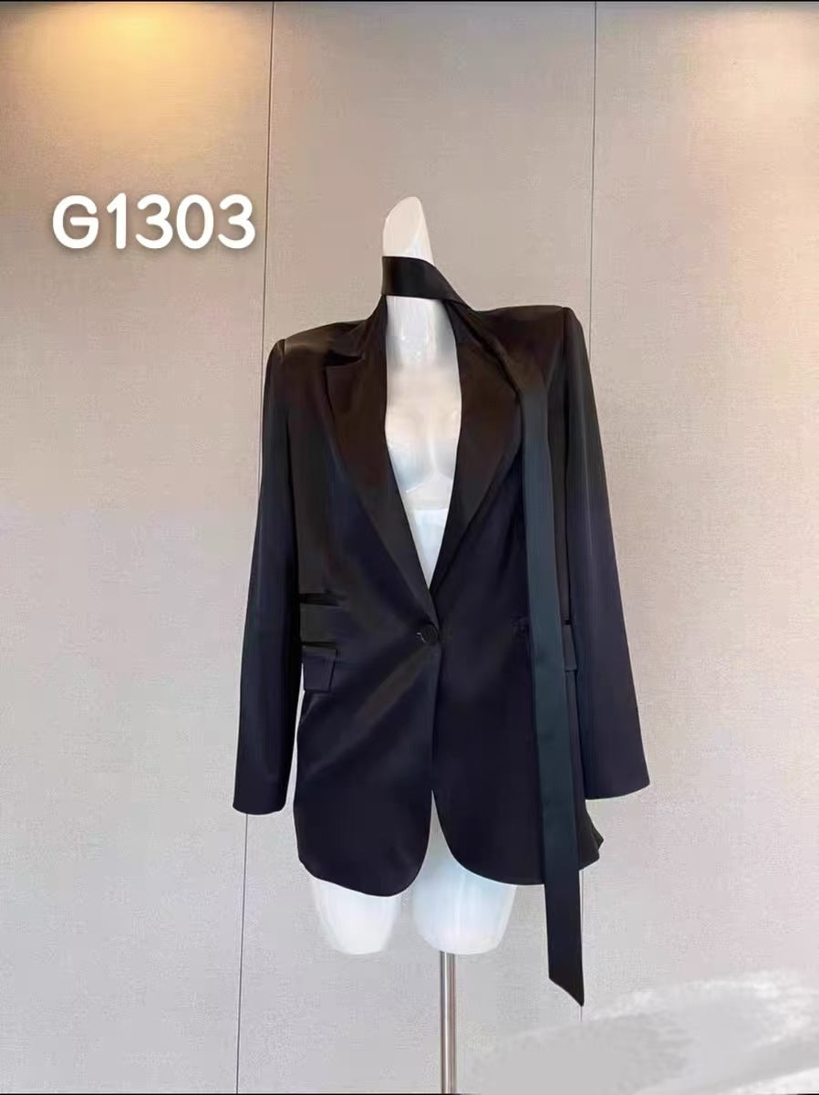 Elegant festtopp i svart med korsettdesign og transparente ermer, feminin stil.