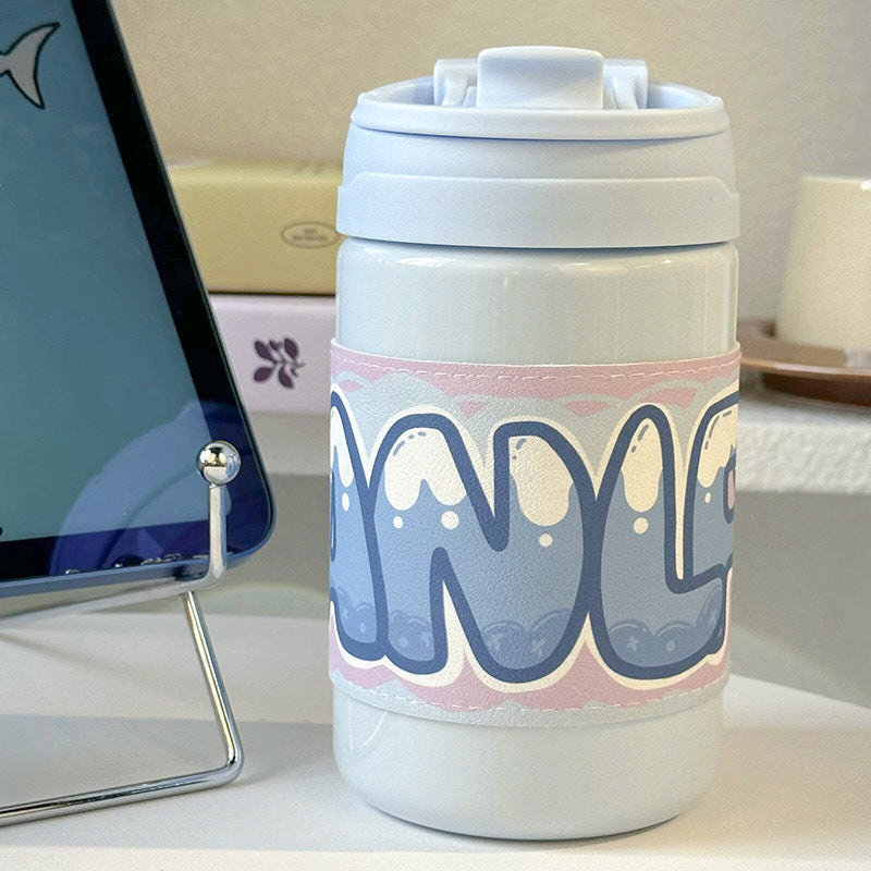 Kompakt 700ml isolert flaske, grønn farge og søtt dyredesign, en praktisk termos for aktive kvinner.