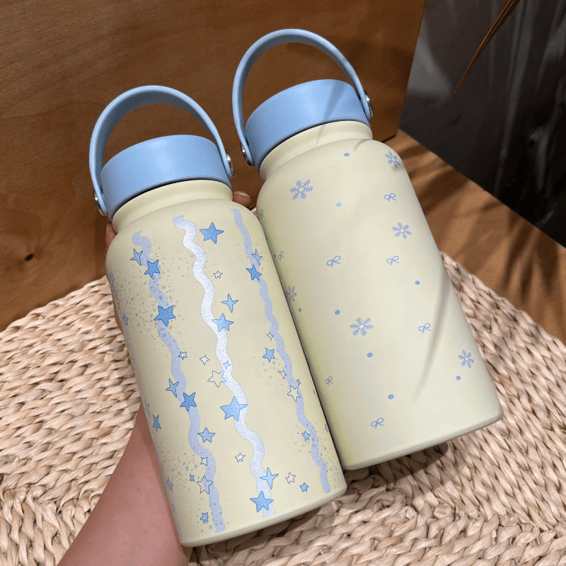 Dame drikkeflaske, 900 ml, med lekent blått design og praktisk håndtak. Isolert turflaske i BPA-fritt stål.