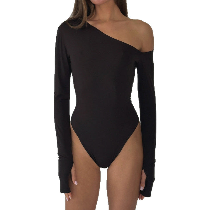 Feminin damebody med lange ermer og moderne vid hals, et elegant og komfortabelt basisplagg i svart.
