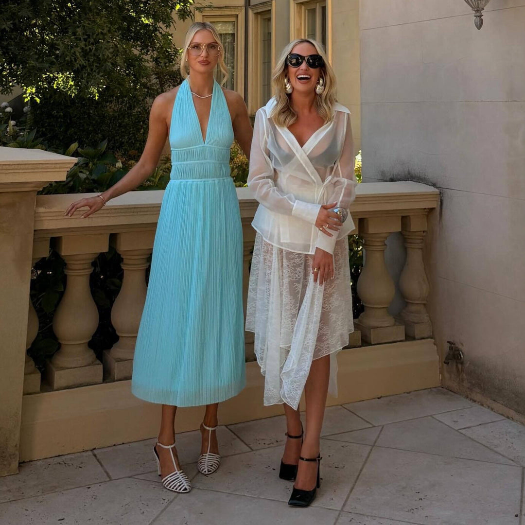 Elegant festkjole for dame; lang maxikjole med V-hals og plissert skjørt, ideell som bryllupsgjest.