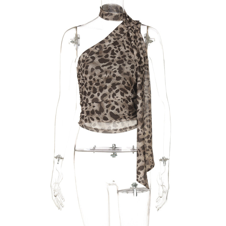 Elegant og trendy dametopp med asymmetrisk kant og klassisk leopardprint, et must-have.