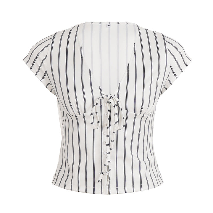 Dame topp, kortermet med volang og elegant rygg. Stilfull, trendy design for vår, sommer og hverdagsbruk.