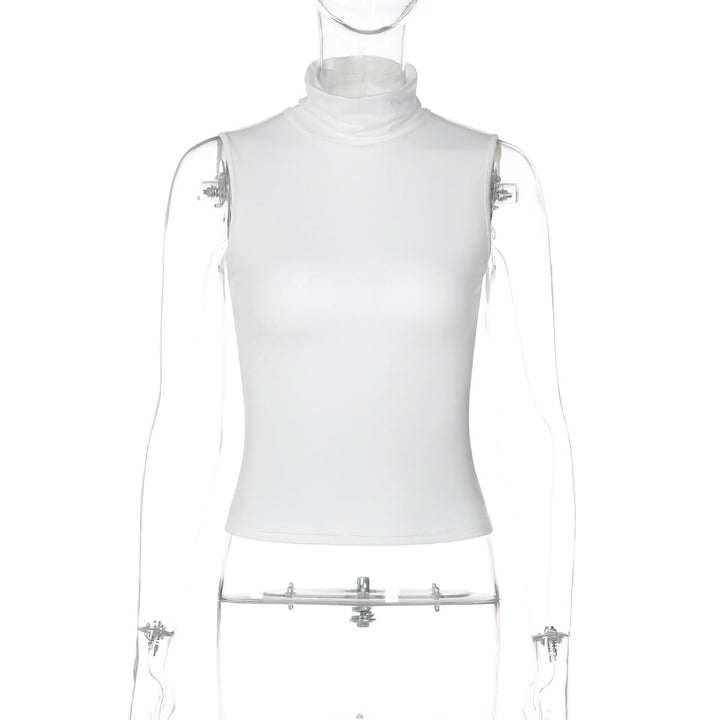 Nærbilde av ståkragen på en elegant dametopp, fremhever det rene og stilige designet.