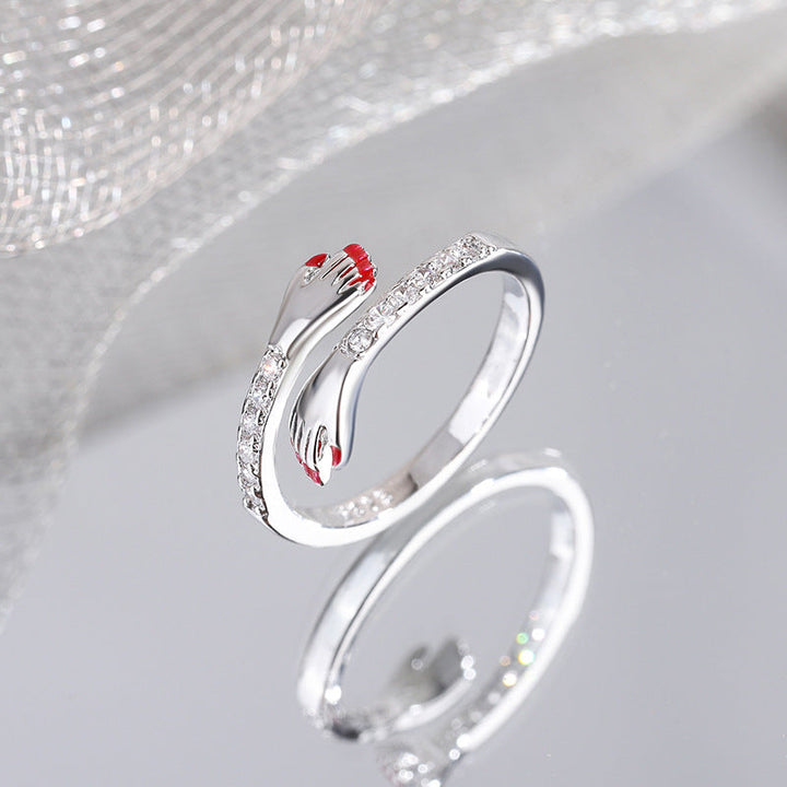 Enkel og elegant justerbar ring med diskrete diamanter, ideell for hverdagsbruk.
