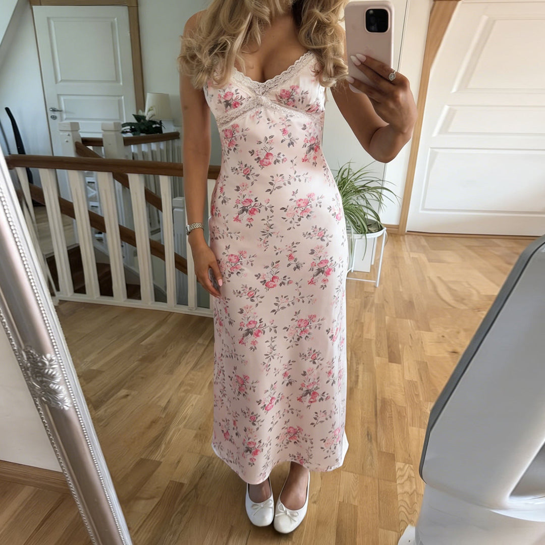 Rød dame nattskjorte med blomster, tynne spaghetti-stropper. Behagelig, elegant nattøy for kvinner.