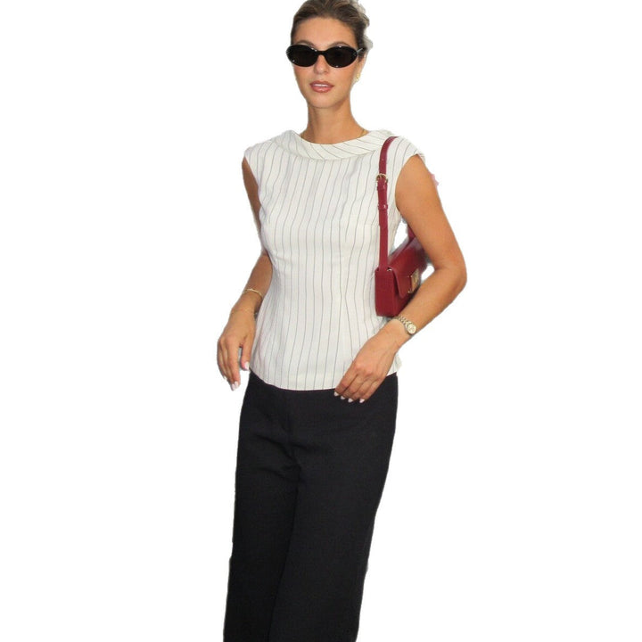 Elegant hvit damebluse med fine nålestriper. Moderne, stilren skjorte som passer perfekt til kontor og vår/sommer.