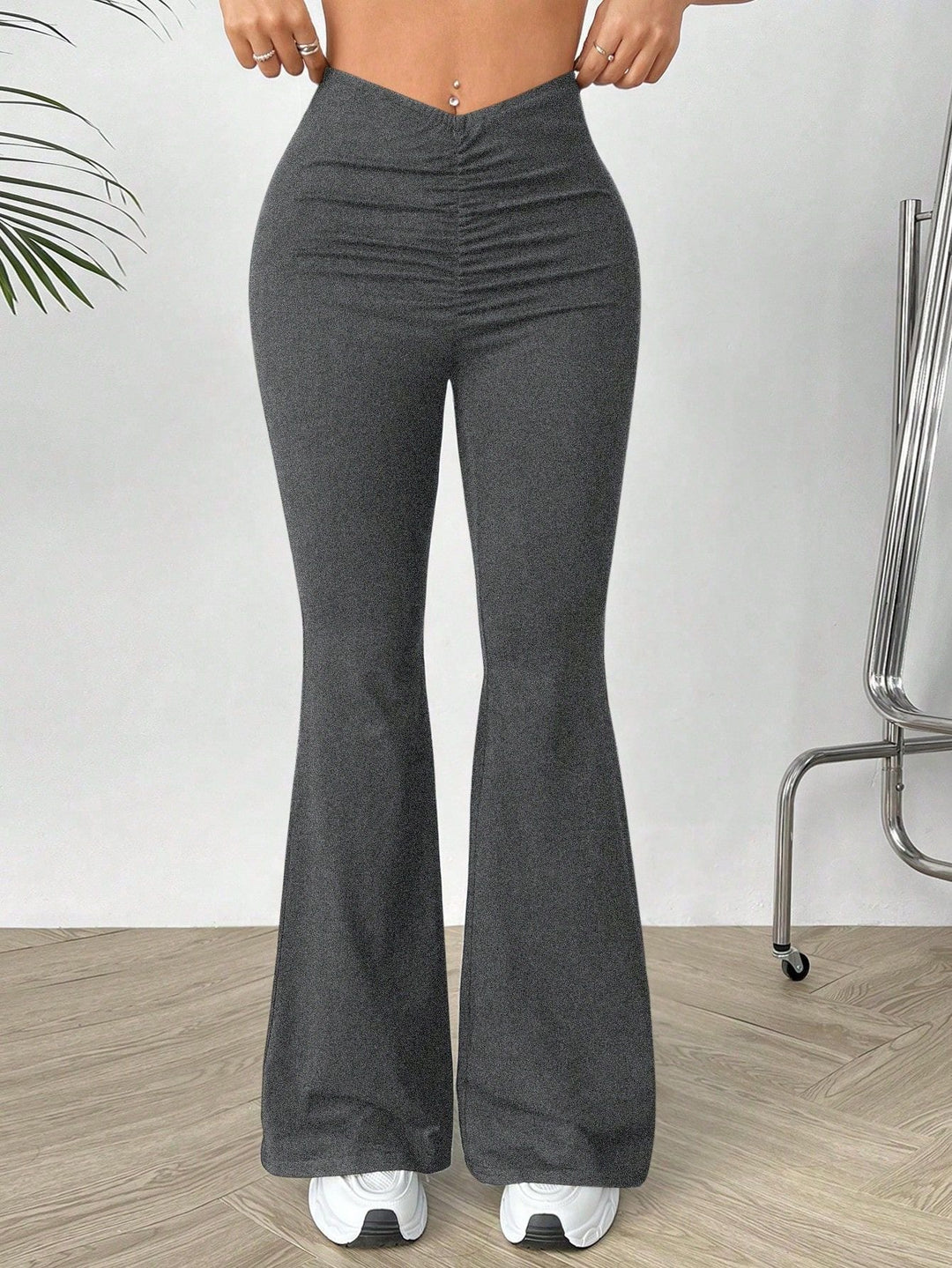 Bakside av damebukse: høyt midje bootcut. Viser elegant fasong og stil for kvinner.