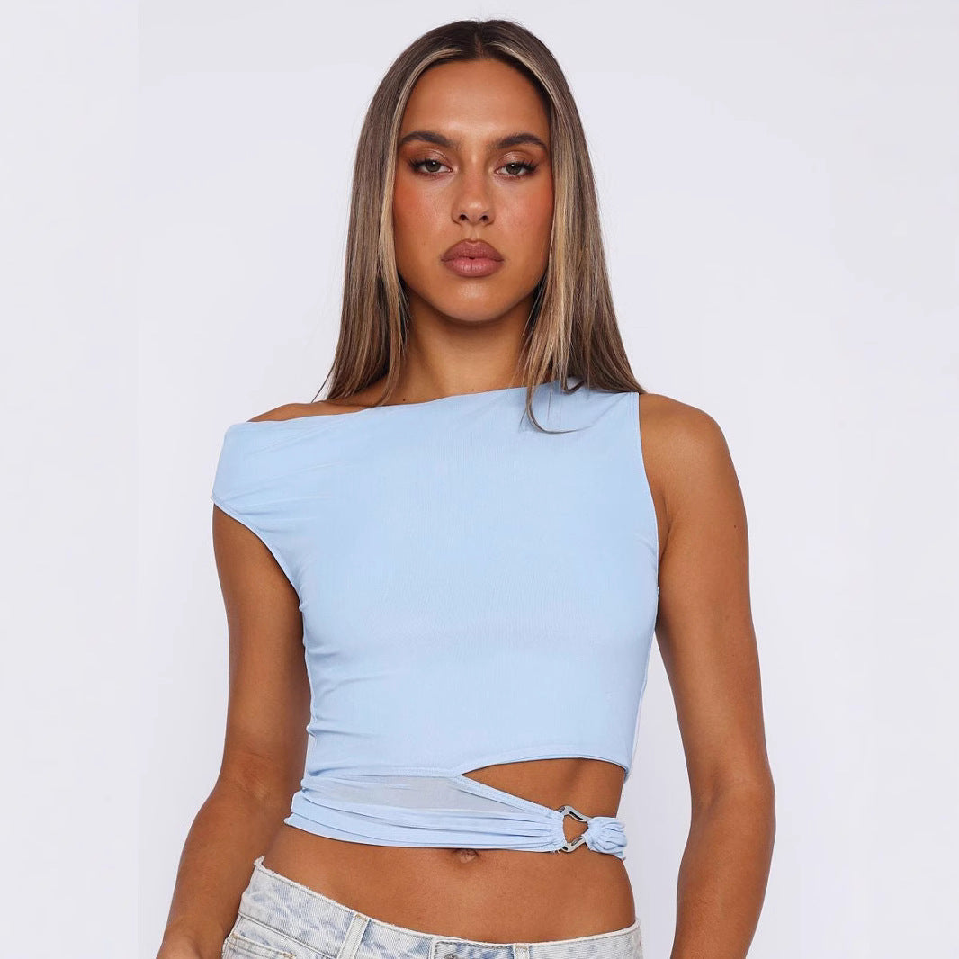 Trendy dame sommer crop-top med asymmetrisk silhuett og chic ringdetalj for en unik look.