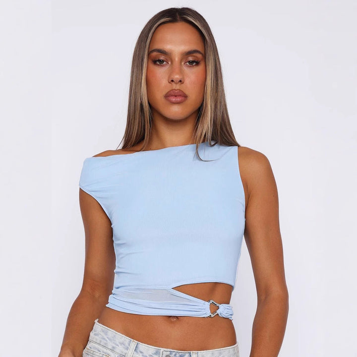 Trendy dame sommer crop-top med asymmetrisk silhuett og chic ringdetalj for en unik look.