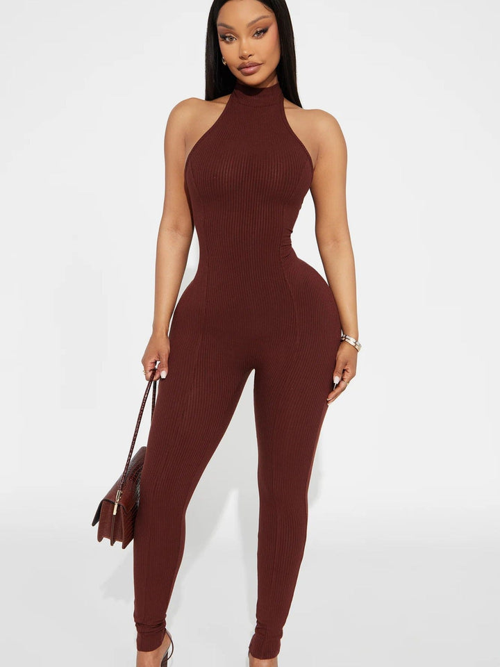 Elegant dame jumpsuit med høy krage, ribbet design for kvinner. Et moderne og allsidig fest- og hverdagsantrekk.