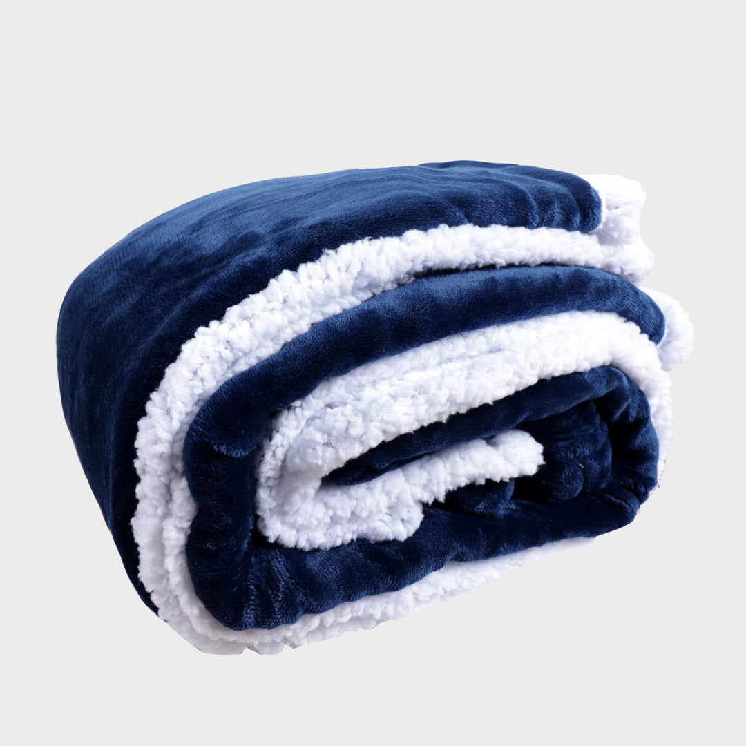 Detalj av det tykke, myke dobbelt fleece plysjteppet. Et varmt og koselig fleecepledd for dame, perfekt til hjemmeinnredning.