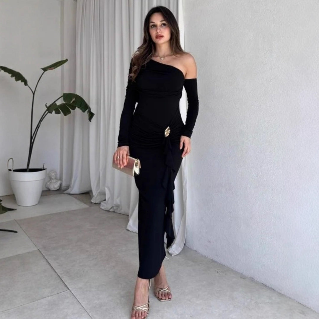 Elegant asymmetrisk omslagskjole for dame. Perfekt festkjole og selskapsantrekk.