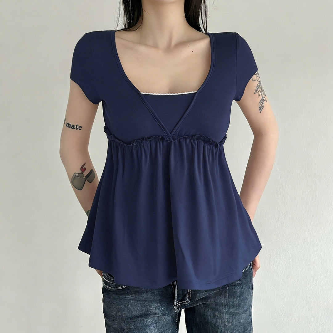 Feminine omslagsbluse i blått med elegante volangdetaljer. En stilig damebluse for enhver anledning.