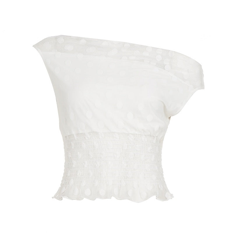 Lett og luftig dame topp med asymmetrisk kant og elegante volangdetaljer, perfekt for vår- og sommerdager.