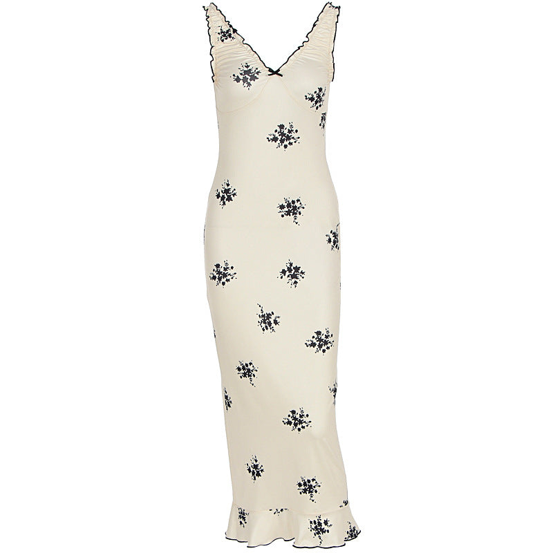 Stilig damekjole: Aprikos maxikjole med volanger, blomstermønster og V-hals. Elegant festkjole/sommerkjole.