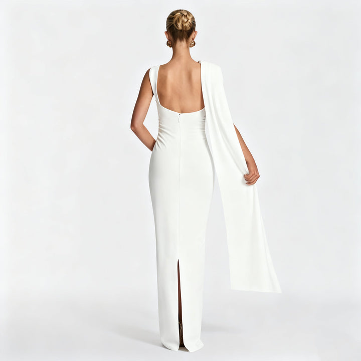 Hvit en-skulder langkjole for bryllup eller galla. Elegant formell damekjole.