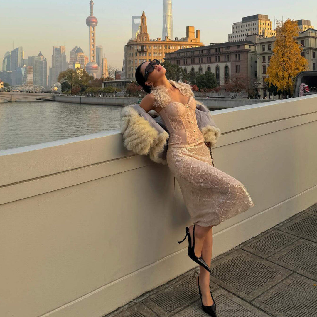 Glamourøst selskapskjole-sett med skimrende, glitrende skjørt og matchende elegant korsettbluse for dame.