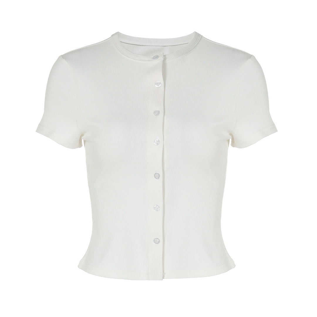 Elegant svart dame topp med knappestolpe og korte ermer, perfekt for både casual og pyntet sommerstil.