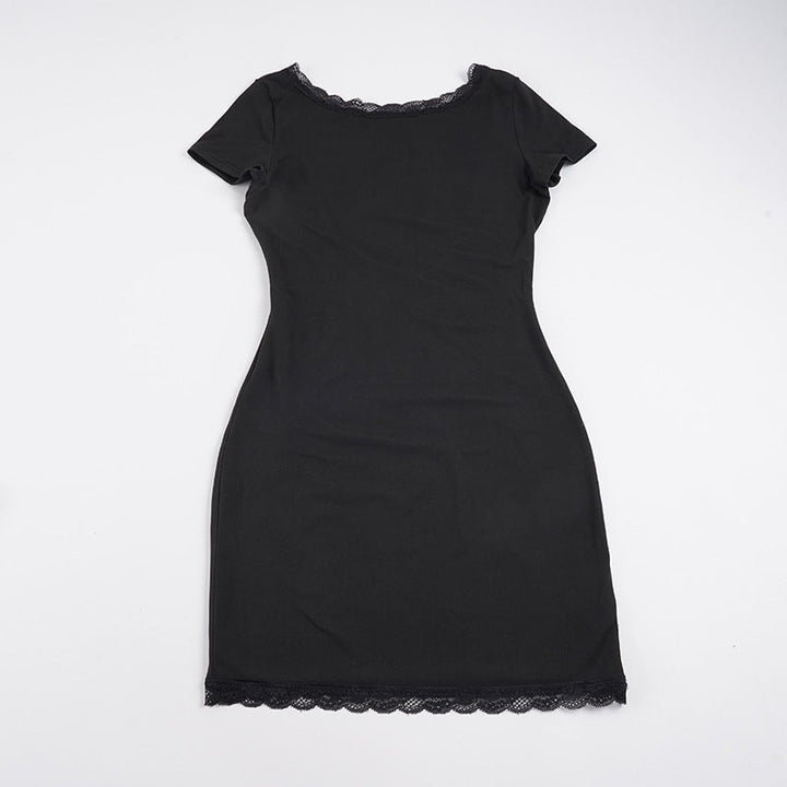 Stilfull sort dame blondekjole med korte ermer. En elegant og feminin kjole for fest, bryllup og selskap.