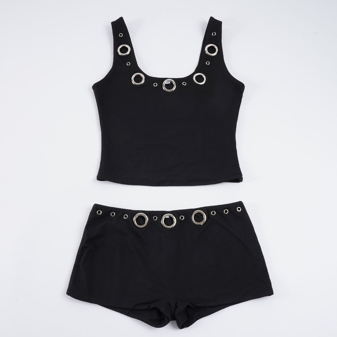Stilig dame shortssett med matchende crop topp, ideelt for sommer og fritid. Har unike ringdetaljer for et moderne preg.