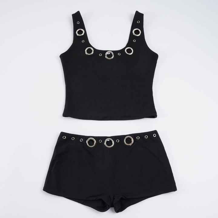 Stilig dame shortssett med matchende crop topp, ideelt for sommer og fritid. Har unike ringdetaljer for et moderne preg.