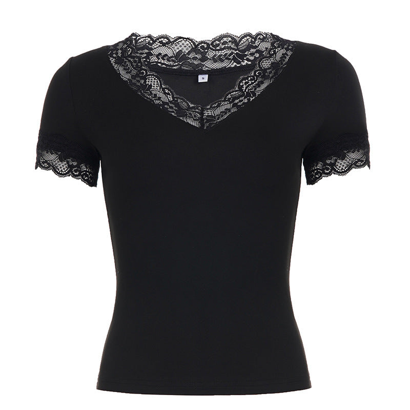 Motebevisst v-hals t-skjorte for dame i svart med korte ermer og elegante blondedetaljer. Vår- og sommerlook.