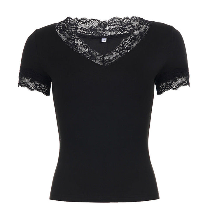 Motebevisst v-hals t-skjorte for dame i svart med korte ermer og elegante blondedetaljer. Vår- og sommerlook.