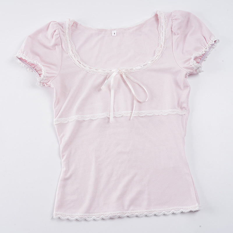 Myk kortermet topp for dame med trendy volangdetaljer og praktisk snøring. En feminin vår- og sommertopp.