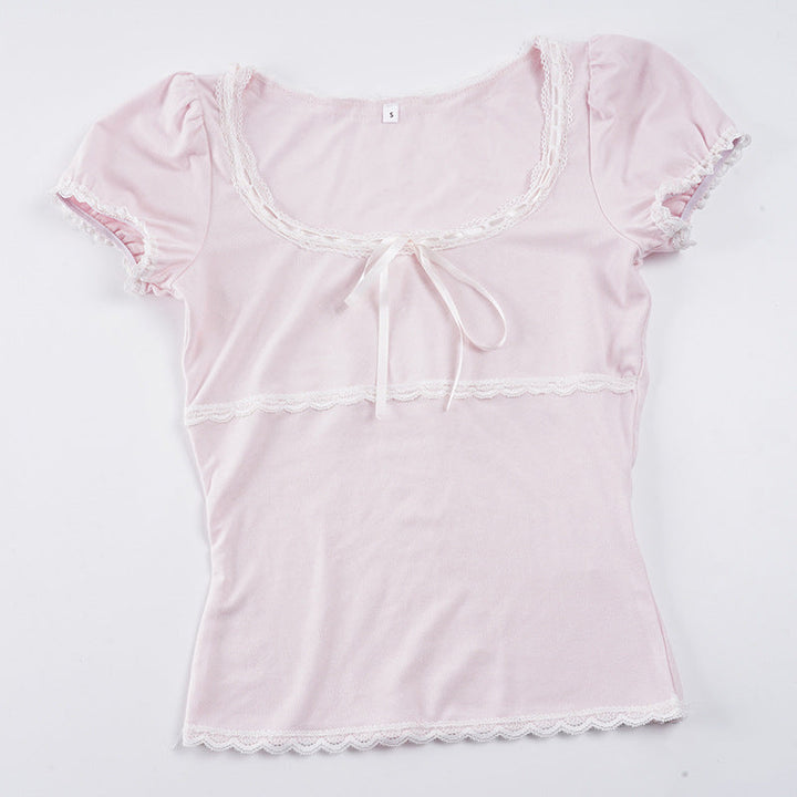 Myk kortermet topp for dame med trendy volangdetaljer og praktisk snøring. En feminin vår- og sommertopp.