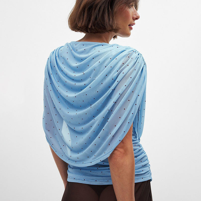 Stilfull blå nettingtopp for kvinner med elegant drapering, lett og luftig for sommeren.
