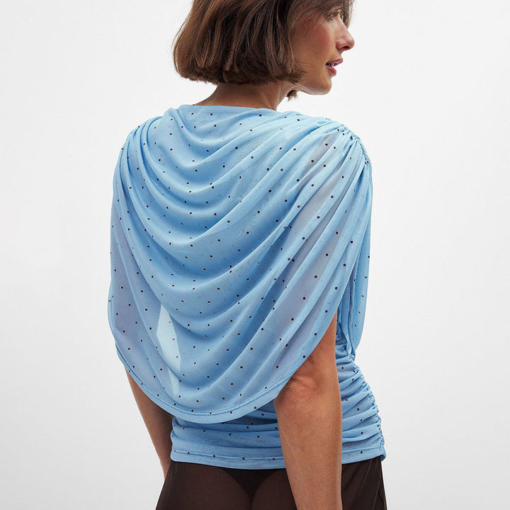 Stilfull blå nettingtopp for kvinner med elegant drapering, lett og luftig for sommeren.