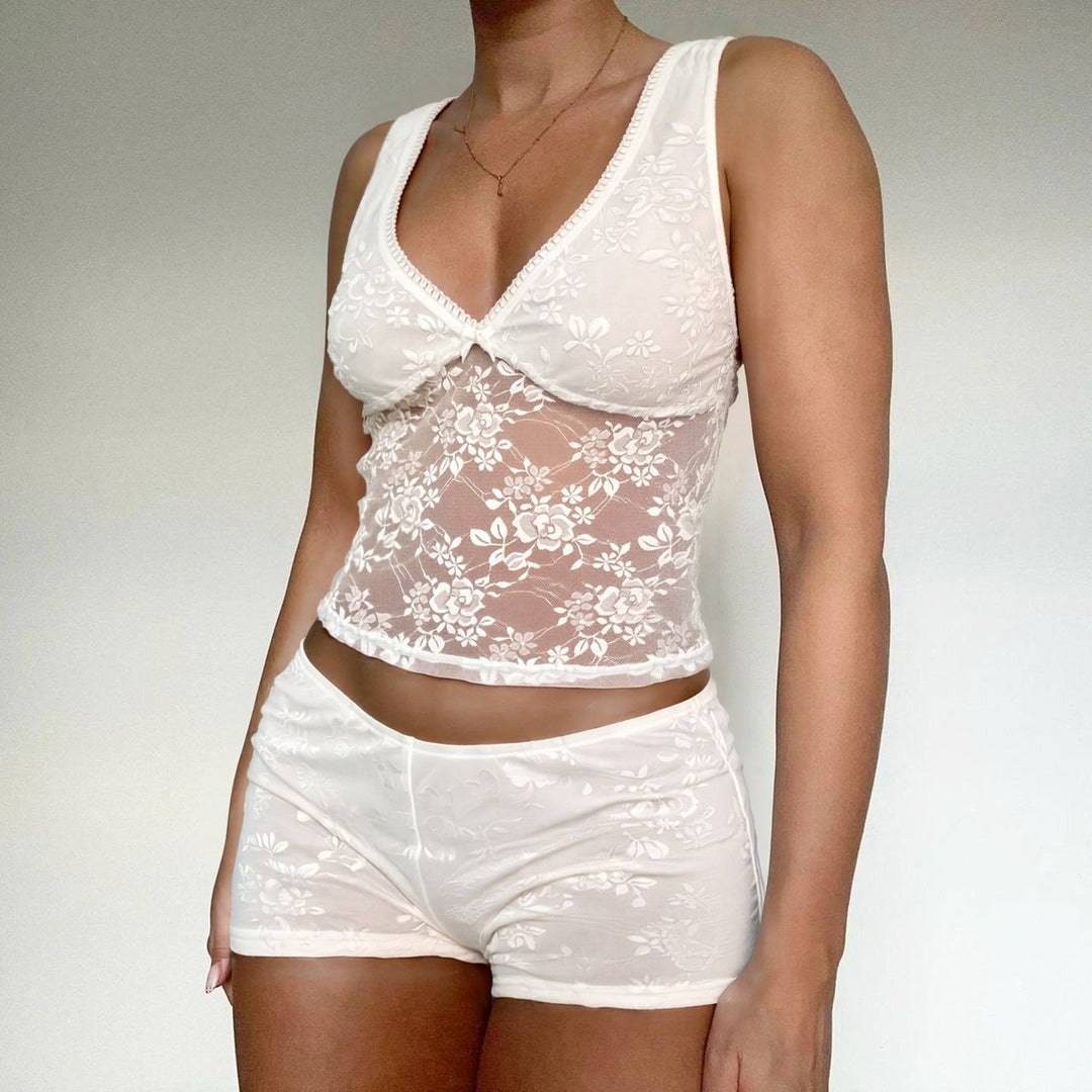 Stilrent dame pyjamasett med dyp V-hals og blonder. Elegant hvit farge, perfekt for natt og daglig komfort.