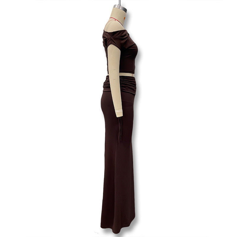 Stilig langermet brun maxikjole for dame, med unikt asymmetrisk design, ideell som elegant aftenkjole.