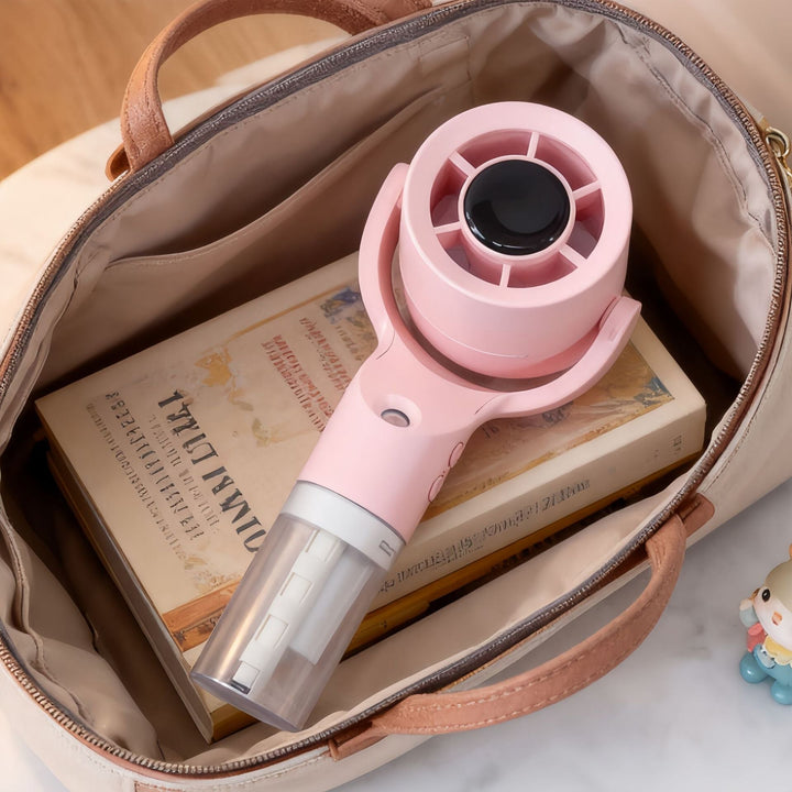 Elegant dame håndvifte med fin spray for frisk luft; en smart sommer-gadget.