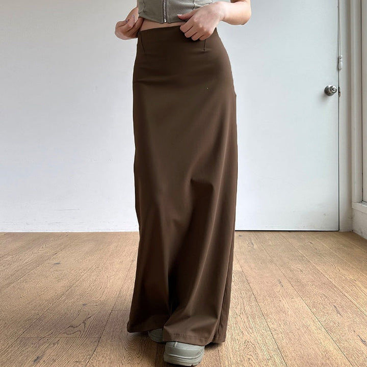 Svart elegant maxi skjørt for damer med stilig splitt, ideelt for fest eller casual antrekk.