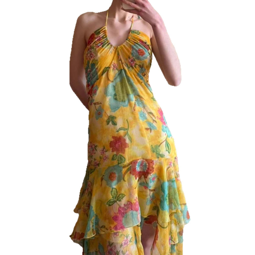 Gul sommerkjole, lang damekjole med flytende blomsterdesign og tynne spaghetti-stropper. Komfortabel og chic.