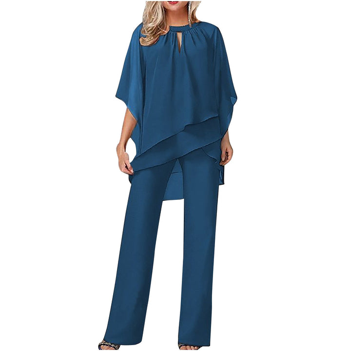 Bordeaux asymmetrisk ensemble med elegant topp og brede bukser. Stilig dameklær for fest.