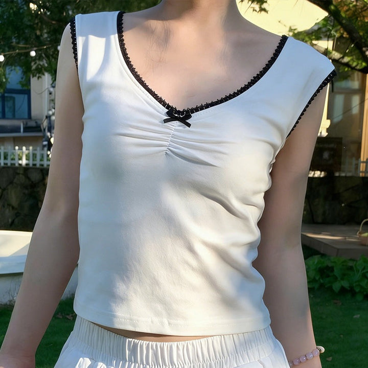 Hvit elegant blondebodysuit for dame, med delikate aksenter. Ideell for romantiske anledninger.