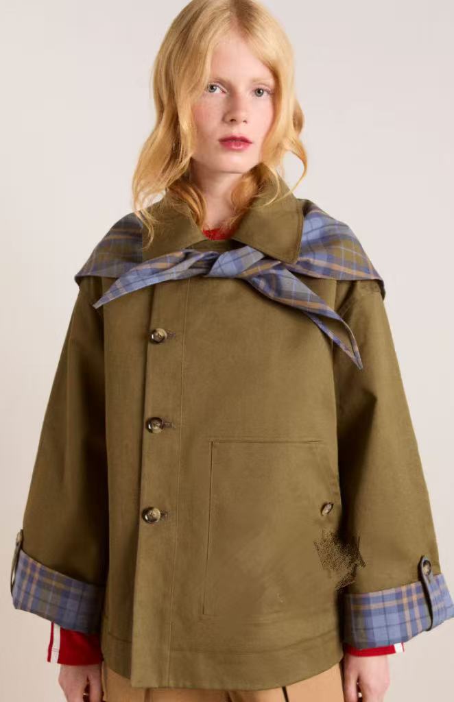 Lang brun trenchcoat for damer, med elegant snitt, praktiske lommer og moderne look. Passer vår og høst.