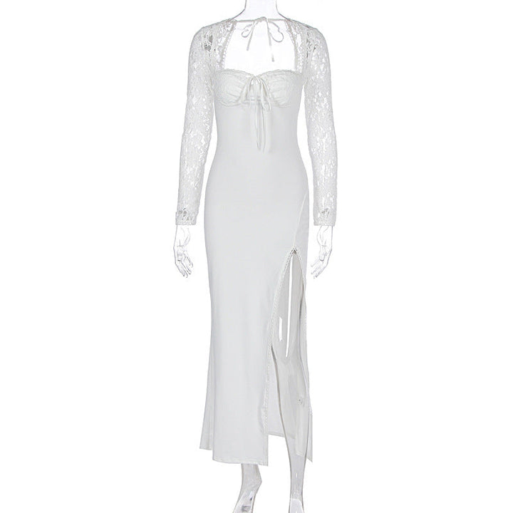 Elegant hvit maxikjole dame. V-hals, delikate blondedetaljer og flatterende sidesplitt. Perfekt som fest- eller kveldkjole.