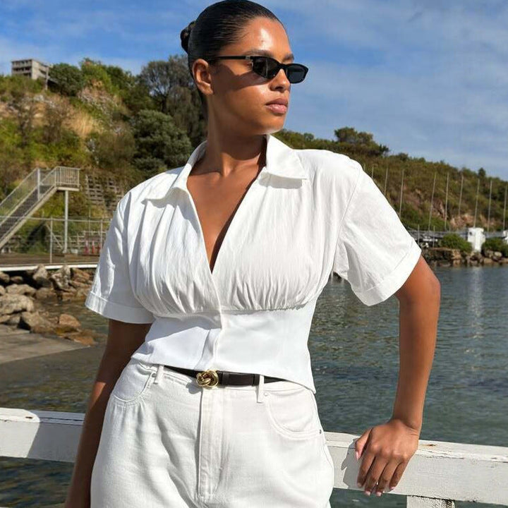 Tidløs hvit V-hals bluse for dame, kortermet design. Komfortabel og chic for vår, sommer og hverdag.