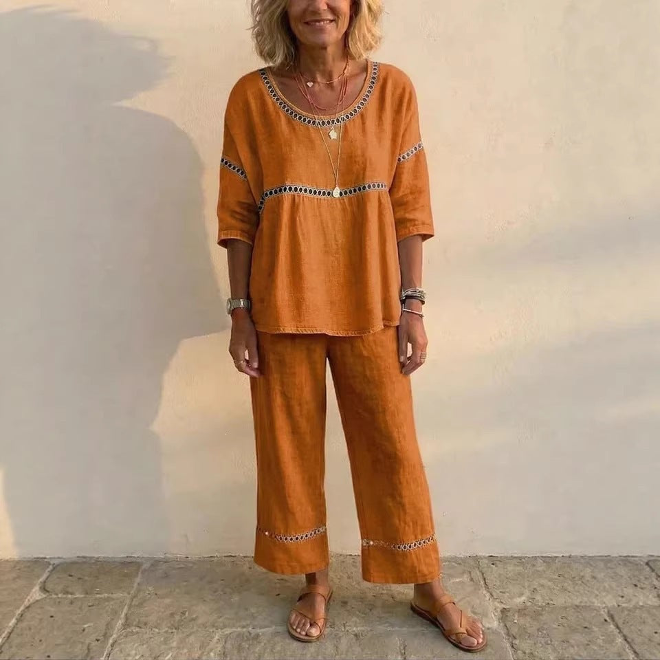 Rosa todelt loungewear sett for kvinner. Myk overdel og shorts med delikate blondekanter.