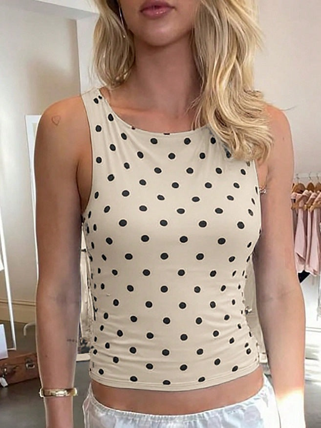 Aprikos dametopp med prikker, figursydd og elegant. En chic ermeløs bluse for motebevisste.