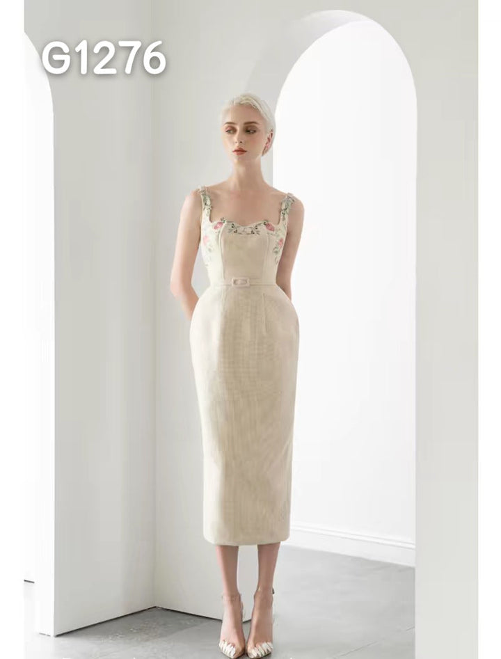 Mote for kvinner: Langermet bluse med elegant korsettdesign og gjennomsiktige ermer.