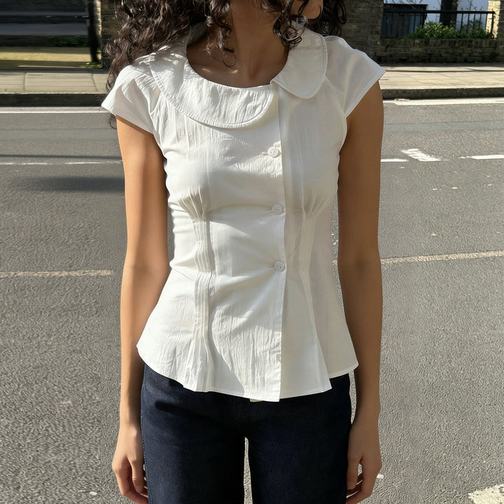 Klassisk kortermet damebluse med moderne krage. Elegant stil, perfekt for fritid og arbeid.