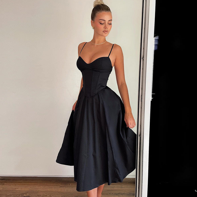 Svart aftenkjole: Elegant damekjole med svingende skjørt. En stilfull festkjole perfekt for formelle anledninger.