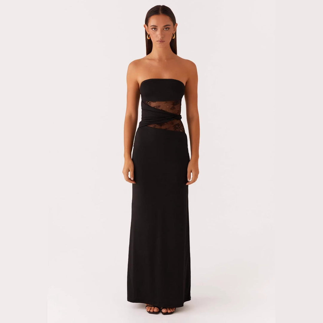 Nærbilde av elegant minikjoles offshoulder spetstopp, viser delikate blonder og feminin design for kveldsantrekk.