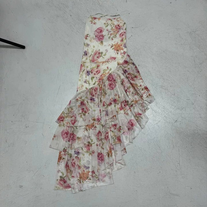 Luftig blomstret maxikjole med volangermer og offshoulder-stil, en flott sommerkjole for enhver anledning.